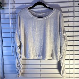 Heart & Hips White Long Sleeve Crop T Sz M 🌺Bundle & Save🌺